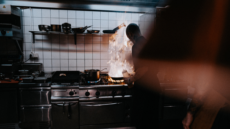 Ηράκλειο: 22χρονος υπέστη σοβαρά εγκαύματα δουλεύοντας σε κουζίνα ξενοδοχείου – Ήταν ανασφάλιστος